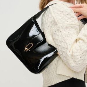 URBAN EXPRESSION PATENT SHOULDER BAG
